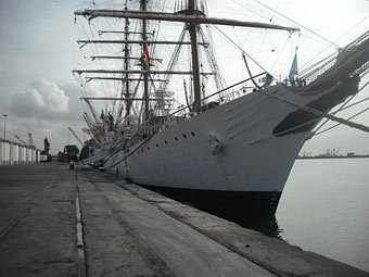 "Либертад" в порту Ганы. Фото ©AFP