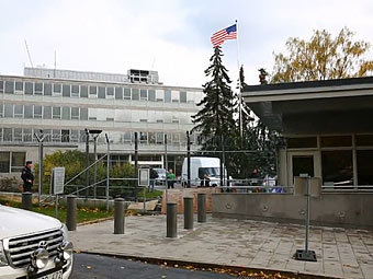 Посольство США в Стокгольме. Кадр с видео YouTube Посольство США в Стокгольме. Кадр с видео YouTube
