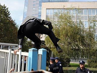 Участник акции протеста в Приштине. Фото (c)AFP Участник акции протеста в Приштине. Фото (c)AFP