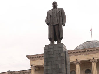 Памятник Иосифу Сталину в Гори. Фото пользователя Yakovlev Sergey с сайта wikipedia.org