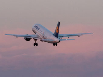 Самолет авиакомпании Lufthansa в нижегородском аэропорту. Фото РИА Новости, Олег Золото Самолет авиакомпании Lufthansa в нижегородском аэропорту. Фото РИА Новости, Олег Золото
