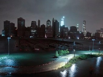 Вид на частично обесточенный Манхэттен. Фото ©AP