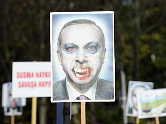 Акция протеста против Реджепа Тайипа Эрдогана в Берлине. Фото (c)AFP Акция протеста против Реджепа Тайипа Эрдогана в Берлине. Фото (c)AFP
