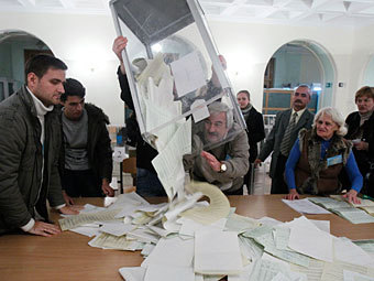 Подсчет голосов на избирательном участке в Киеве. Фото Reuters