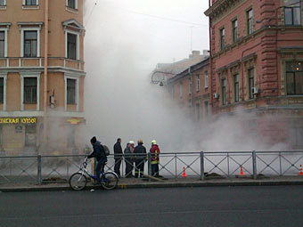 Прорыв трубы на площади Труда. Фото с сайта fontanka.ru