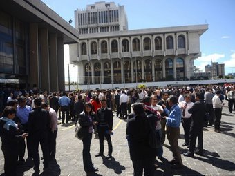 Служащие после эвакуации в Гватемале. Фото (c)AFP Служащие после эвакуации в Гватемале. Фото (c)AFP