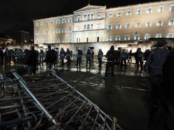 Полицейское оцепление у парламента Греции 7 ноября. Фото (c)AFP Полицейское оцепление у парламента Греции 7 ноября. Фото (c)AFP