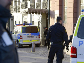 Полиция около резиденции Фредрика Рейнфельдта. Фото (c)AFP Полиция около резиденции Фредрика Рейнфельдта. Фото (c)AFP