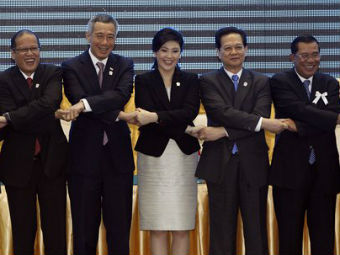 Лидеры стран АСЕАН на саммите в Пномпене. Фото ©AP