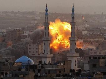 Взрыв в Газе после налета ВВС Израиля. Фото ©AP