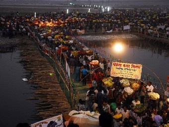 Фестиваль Чхатх на реке Ганг. Фото (c)AFP Фестиваль Чхатх на реке Ганг. Фото (c)AFP