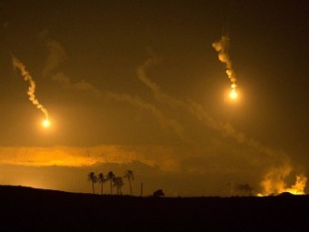 Израильские осветительные ракеты на границе с сектором Газа. Фото (c)AFP Израильские осветительные ракеты на границе с сектором Газа. Фото (c)AFP