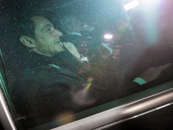 Николя Саркози после встречи со следователем вечером 22 ноября. Фото (c)AFP Николя Саркози после встречи со следователем вечером 22 ноября. Фото (c)AFP