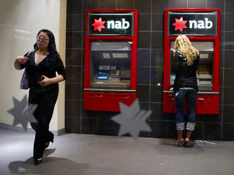 Банкоматы Национального австралийского банка. Фото ©AFP