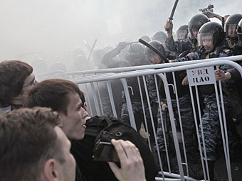 Участники "Марша миллионов" 6 мая и сотрудники полиции. Фото РИА Новости, Андрей Стенин