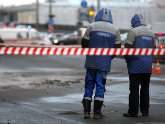 Работники ЖКХ Санкт-Петербурга на месте прорыва трубы 1 ноября 2012 года. Фото РИА Новости, Вадим Жернов