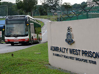 Автобус компании SMRT, покидающий территорию тюрьмы в Сингапуре, где содержатся участники забастовки. Фото ©AFP