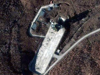 Спутник на стартовой площадке космодрома "Сохэ". Фото ©AFP