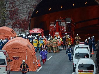 Полиция и спасатели у тоннеля "Сасаго". Фото ©AFP