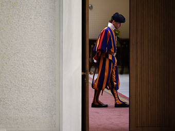 Служащий Швейцарской гвардии. Фото Reuters Служащий Швейцарской гвардии. Фото Reuters