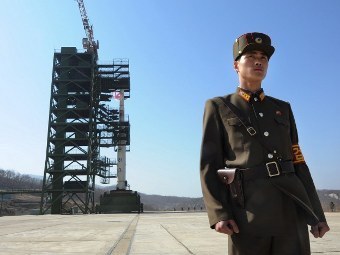 Ракета 'Ынха' на космодроме Сохэ в апреле 2012 года. Фото, переданное (c)AFP Ракета 'Ынха' на космодроме Сохэ в апреле 2012 года. Фото, переданное (c)AFP