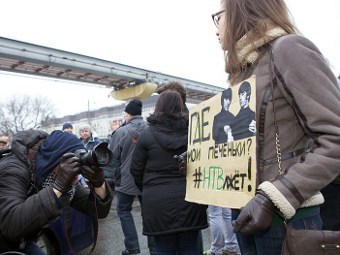 Участница пикета у телецентра "Останкино" против лжи на НТВ, 18 марта 2012 года. Фото Александра Качкаева для "Ленты.ру"