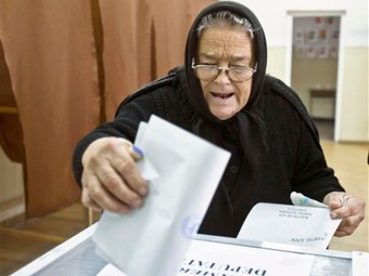 Румынская избирательница. Фото (c)AP Румынская избирательница. Фото (c)AP