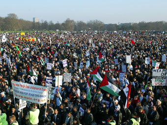 Акция протеста в Гайд-парке. Архивное фото Reuters