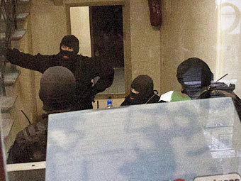 Сотрудники правоохранительных органов во время обыска в офисе фонда "Город без наркотиков". Фото Коммерсантъ, Екатерина Титова