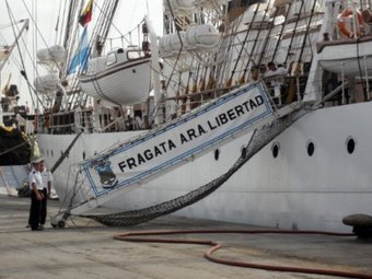 'Либертад' в порту Тема. Фото (c)AFP 'Либертад' в порту Тема. Фото (c)AFP
