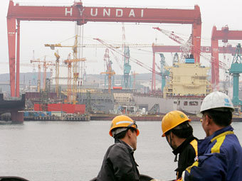 Рабочие Hyundai Heavy Industries. Фото из архива Reuters Рабочие Hyundai Heavy Industries. Фото из архива Reuters