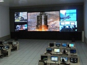 Северокорейские специалисты наблюдают за стартом ракеты 'Ынха-3' с 'Кванменсон-3' на борту. Фото ЦТАК, переданное по каналам (c)AFP Северокорейские специалисты наблюдают за стартом ракеты 'Ынха-3' с 'Кванменсон-3' на борту. Фото ЦТАК, переданное по каналам (c)AFP