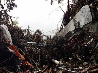 Обломки самолета SSJ-100 в районе крушения. Фото (c)AFP Обломки самолета SSJ-100 в районе крушения. Фото (c)AFP