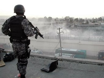 Полицейский у мексиканской тюрьмы. Архивное фото ©AFP Полицейский у мексиканской тюрьмы. Архивное фото ©AFP