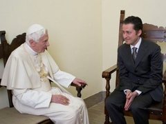 Бенедикт XVI и Паоло Габриэле. Фото (c)AFP/Osservatore Romano