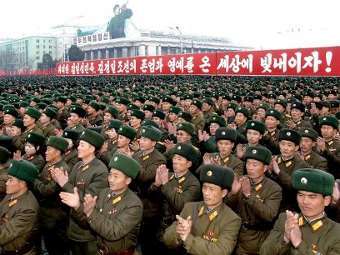 Северокорейские солдаты празднуют запуск ракеты 'Ынха-3'. Фото KCNA, переданное (c)AFP Северокорейские солдаты празднуют запуск ракеты 'Ынха-3'. Фото KCNA, переданное (c)AFP
