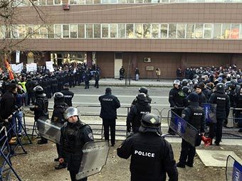 Македонские полицейские сдерживают протестующих. Фото (c)AP Македонские полицейские сдерживают протестующих. Фото (c)AP