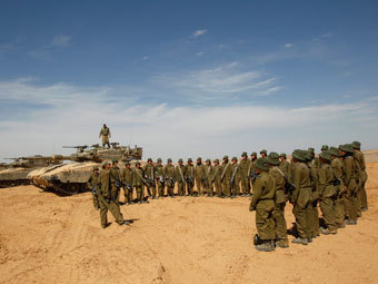 Израильские военнослужащие в пригороде Эйлата. Фото: Ronen Zvulun / Reuters Израильские военнослужащие в пригороде Эйлата. Фото: Ronen Zvulun / Reuters