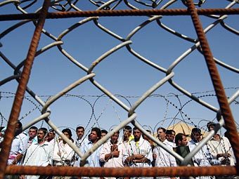 Заключенные тюрьмы 'Абу-Граиб'. Фото: Wathiq Khuzaie / Reuters Заключенные тюрьмы 'Абу-Граиб'. Фото: Wathiq Khuzaie / Reuters