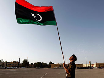 Флаг Ливии. Фото: Anis Mili / Reuters Флаг Ливии. Фото: Anis Mili / Reuters