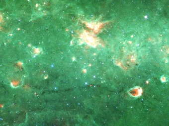 Горизонтальный темный "хребет" в виде трещины различим в нижней трети изображения. Фото NASA/JPL/SSC