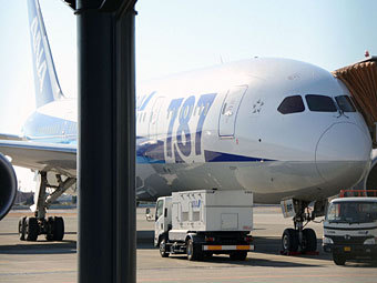 Boeing 787 Dreamliner в аэропорту Мацуямы. Фото: Reuters Boeing 787 Dreamliner в аэропорту Мацуямы. Фото: Reuters