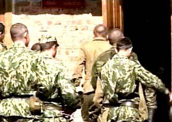 Военнослужащие внутренних войск. Кадр НТВ, архив, 2003 год