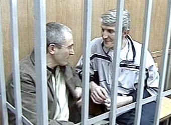 Михаил Ходорковский и Платон Лебедев в зале суда. Кадр НТВ, архив