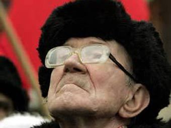 Пенсионер на митинге. Фото Reuters
