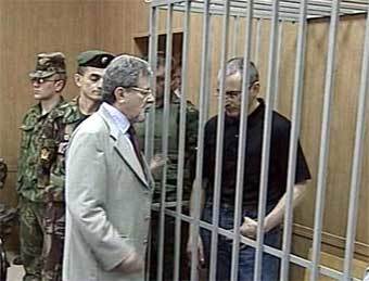 Генрих Падва (слева) и Михаил Ходорковский. Кадр НТВ, архив