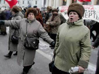 Один из митингов против монетизации льгот в Санкт-Петербурге, фото Reuters 