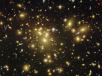 Сильное гравитационное линзирование является одним из доказательств наличия темной материи. Фото NASA/ESA/Hubble