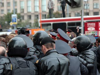 Милиция выдавливает "несогласных" с Триумфальной площади. Архивное фото "Ленты.Ру"