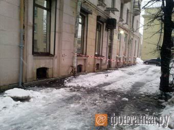 Место падения убившей ребенка глыбы льда. Фото "Фонтанка.Ру"